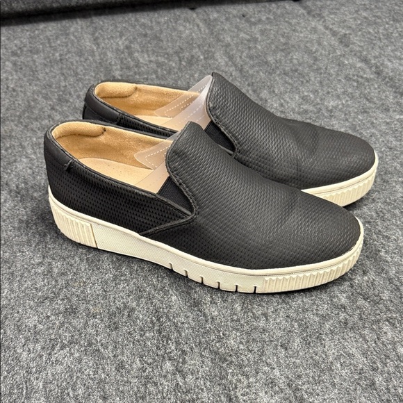 Naturalizer Textured Black and Tan Slip-On Flats - Picture 3 of 7